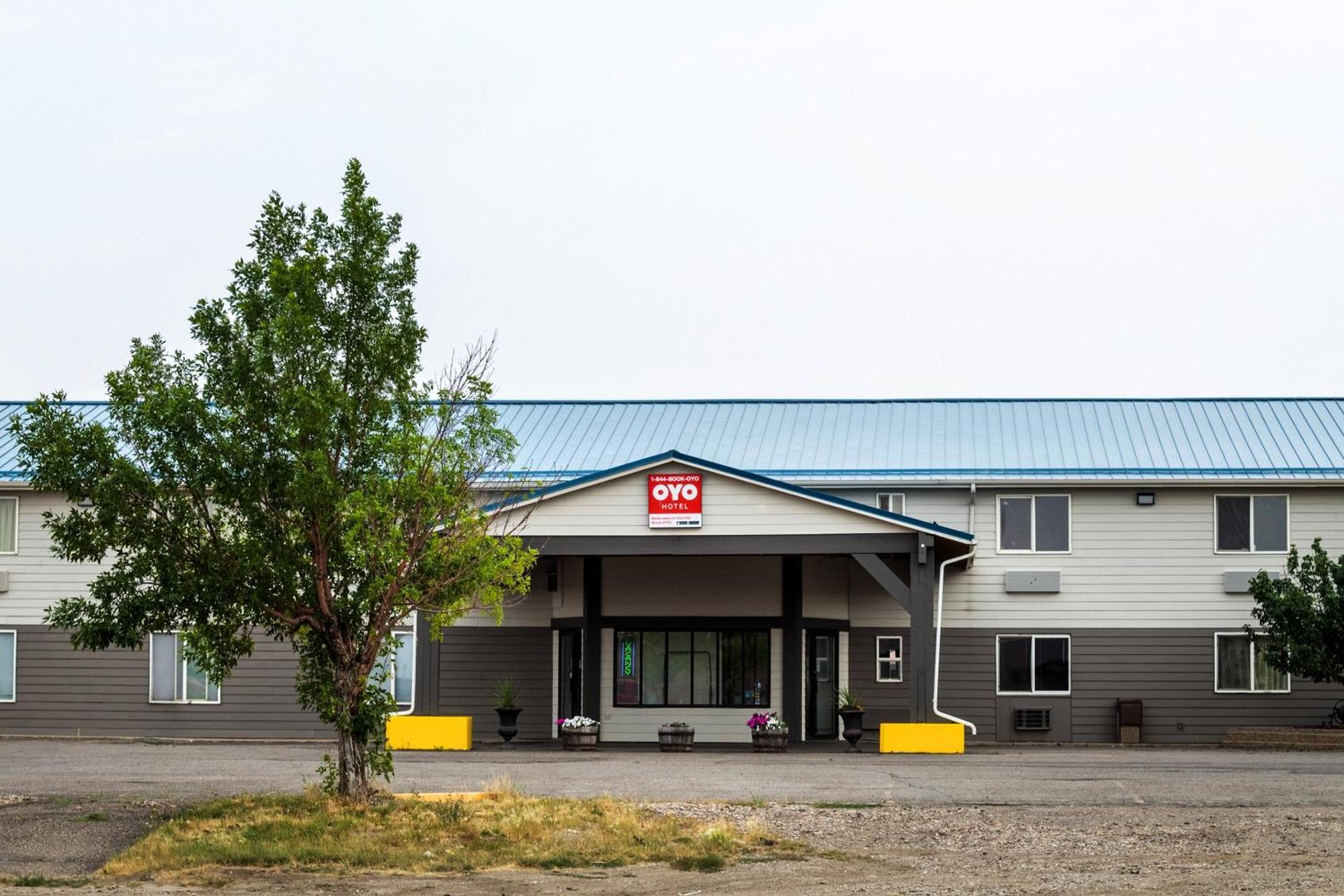 Oyo Hotel Shelby Mt Hwy 2 & I-15 Buitenkant foto